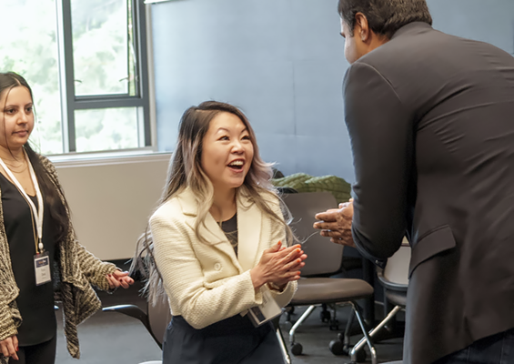 MBA Student and Professor interacting at in-person Flex MBA immersion.